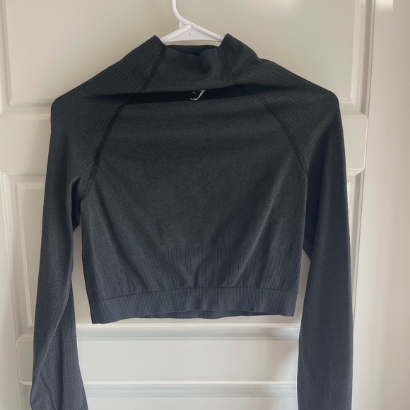 GymShark Black Long Sleeve Croptop - Picture 2 of 3